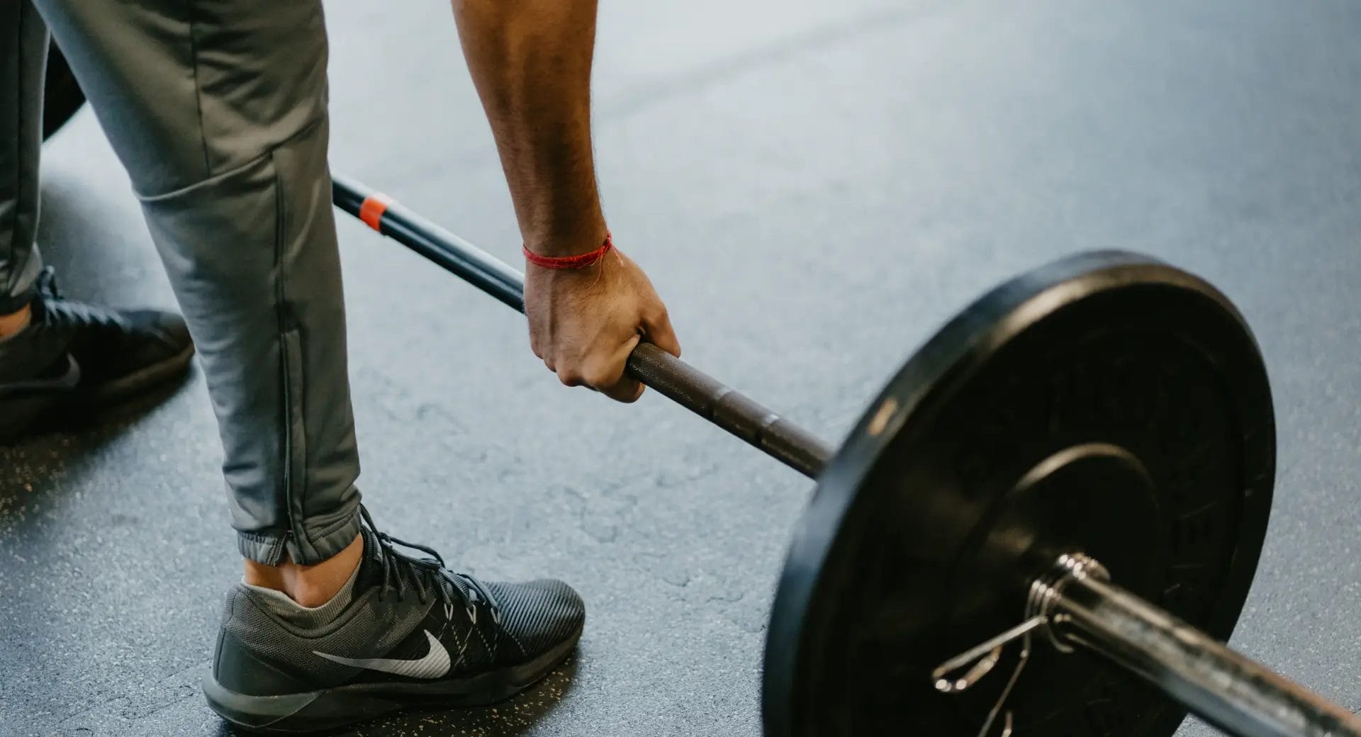 man lifting barbell